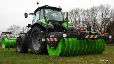 Silage packer roller